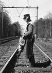 169035 Afbeelding van een wegwerker van de N.S. met een trilstand tijdens onderhoudswerkzaamheden aan de spoorlijn ...